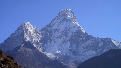 Everest'te 30 metrelik dev buz k&uuml;tlesinin kapattığı yol nedeniyle dağcılar i&ccedil;in yeni rota belir