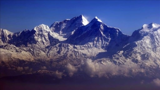 Everest'te şerpalar zirveye kadar olan rotanın ip hattı kurulumunu tamamladı