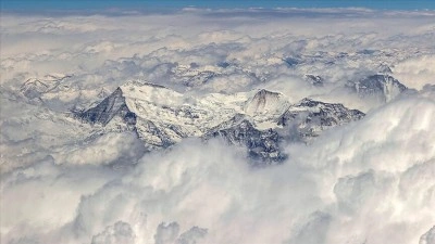 Everest'te tırmanış rotasındaki kırık buz bacası zirve hazırlıklarını akamete uğrattı