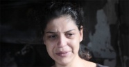 Evi kül olan genç kadının gözyaşları