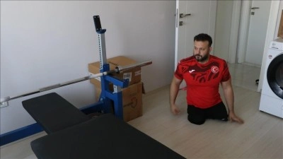 Evindeki &ccedil;ocuk odasını spor salonuna &ccedil;eviren milli halterci Avrupa'dan madalyalarla d&ouml;nd&uuml;