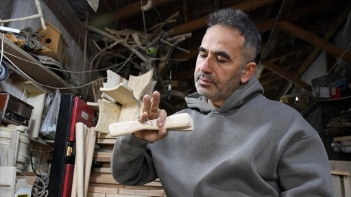 Evinin yanındaki at&ouml;lyesinde Kafkas m&uuml;zik k&uuml;lt&uuml;r&uuml;yle &ouml;zdeşleşen "pheceg"i &uuml;retiyor