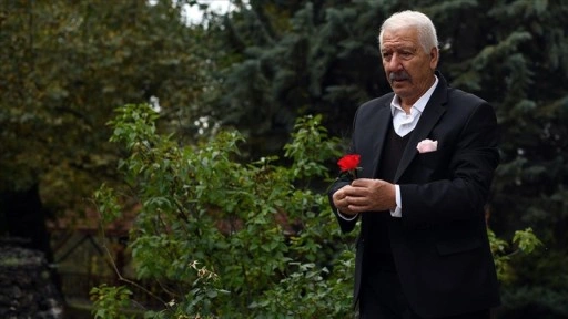 Evlendiği g&uuml;n g&ouml;rd&uuml;ğ&uuml; eşine sevgisi vefatından sonra da bitmedi