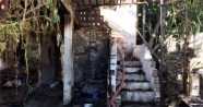 Evleri yanan aile faciadan kıl payı kurtuldu