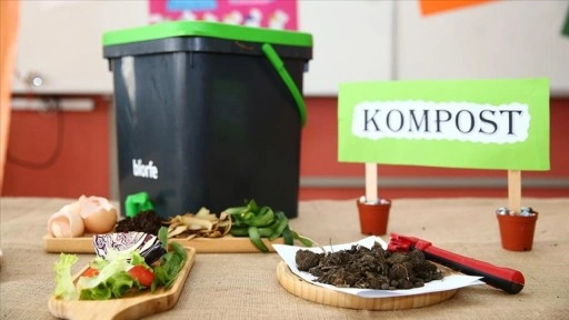 Evlerinden getirdikleri gıda atıklarını okulda gübreye çevirdiler