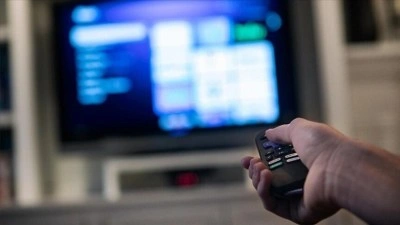 Evliler, bekarlara g&ouml;re daha &ccedil;ok televizyon izliyor