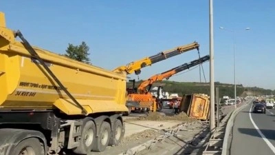 Ey&uuml;psultan'da hafriyat kamyonunun karıştığı kazada 2 kişi yaralandı