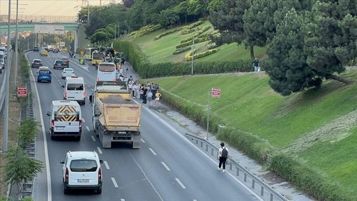 Eyüpsultan'da kaza yapan hafriyat kamyonu trafik yoğunluğuna neden oldu