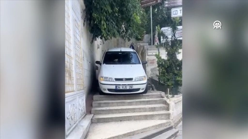Eyüpsultan'da sürücünün otomobiliyle merdivenlerden inmeye çalışması kamerada