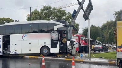 Ey&uuml;psultan'da yolcu otob&uuml;s&uuml; ile otomobil &ccedil;arpıştı, 30 kişi yaralandı