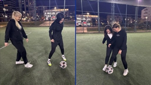 Farklı mesleklerden kadınlar her hafta halı sahada buluşuyor