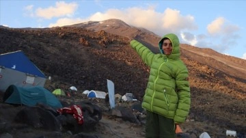 Faslı Youssef 12 yaşında Ağrı Dağı'nda zirve yaptı
