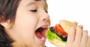 Fast Food yiyecekler çocukların gelişimini olumsuz etkiliyor