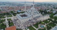 Fatih Camii'nde bayram namazı havadan görüntülendi