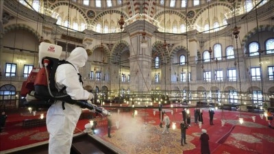 Fatih Camisi g&uuml;l suyu ile temizlenip Ramazana hazırlandı