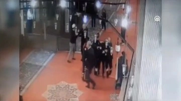 Fatih Camisi imamı ile bir kişinin bıçaklandığı saldırı güvenlik kamerasında