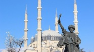 Fatih'in heykeli Selimiye’nin önünde