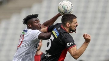 Fatih Karagümrük konuk ettiği Demir Grup Sivasspor'u 4 golle yendi