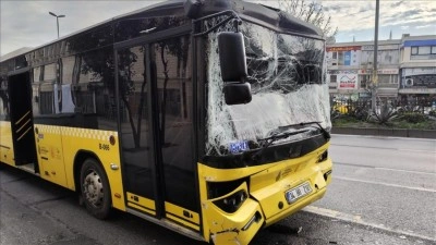 Fatih'te 3 İETT otob&uuml;s&uuml; durağa yanaşırken kaza yaptı