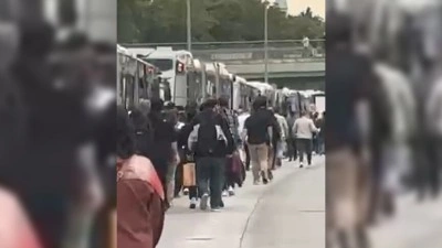Fatih'te metrob&uuml;s&uuml;n arızalanması yoğunluğa neden oldu