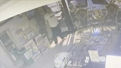 Fatih'te ölen Böcek ailesinin otelin kapısını kırmaya çalışması güvenlik kamerasında