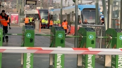 Fatih'te raydan &ccedil;ıkan tramvay karşı y&ouml;nden gelen tramvaya &ccedil;arptı