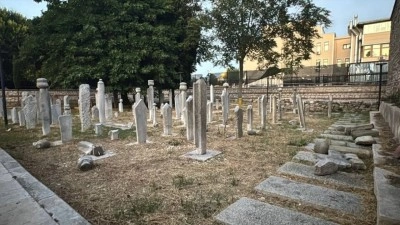 Fatih'teki tarihi hazirede 7 mezar taşı tahrip edildi