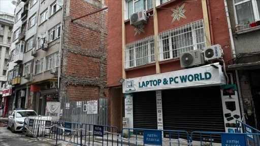 Fatih'te bir inşaatın temel kazısı sırasında hasar oluşan 5 katlı bina boşaltıldı