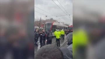 Fatih'te tramvayın çarptığı motosikletli hastaneye kaldırıldı