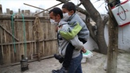 Fedakar baba 10 yaşındaki engelli oğlunu okula sırtında taşıyor