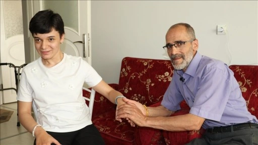 Fedakar baba, hayatını serebral palsili kızına adadı