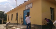 Fedakar baba köy okulunu kendi imkanlarıyla boyadı