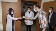 Fedakar sağlık çalışanlarına 'Sizlere minnettarız' yazılı sürpriz gümüş bileklik