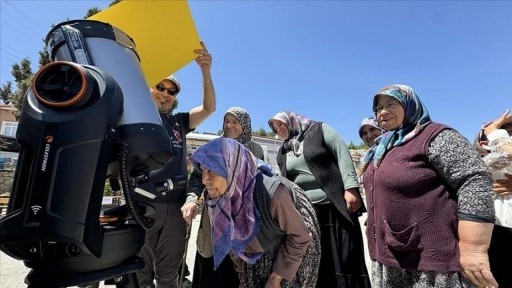 Fen bilimleri öğretmeni şehir şehir dolaşıp teleskopla gözlem etkinliği düzenliyor