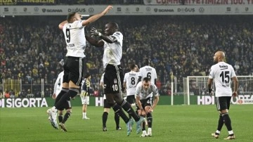 Fenerbahçe 1-0 öne geçtiği derbide, Beşiktaş'a 4-2 yenildi