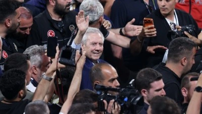 Fenerbah&ccedil;e Başkanı Aziz Yıldırım ve y&ouml;netim kurulu &uuml;yeleri, mazbatalarını aldı