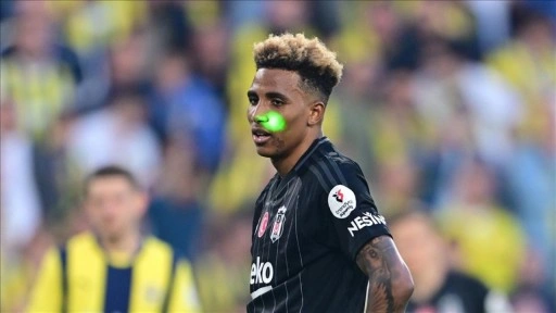 Fenerbahçe-Beşiktaş derbisinde futbolcuya lazer tutan taraftara spordan men cezası