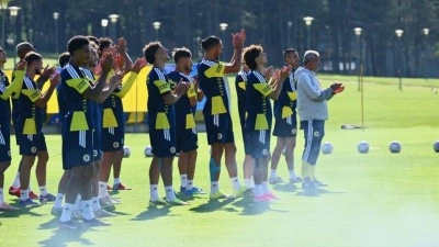 Fenerbah&ccedil;e, &ccedil;alışmalarını taraftara a&ccedil;ık idmanla s&uuml;rd&uuml;rd&uuml;
