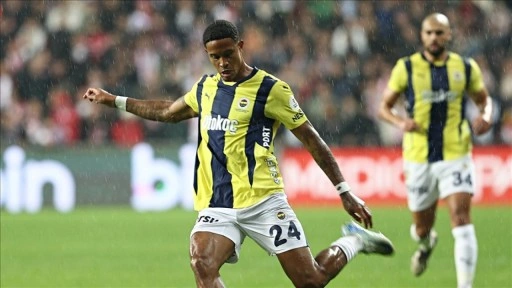 Fenerbahçe'de Jayden Oosterwolde'nin sözleşmesi 2028'e kadar uzatıldı