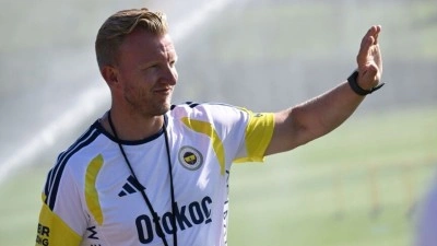 Fenerbah&ccedil;e'de yardımcı antren&ouml;r Dirk Kuyt, basın mensuplarıyla buluştu