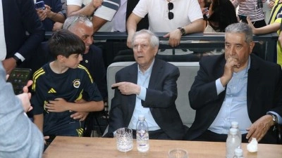 Fenerbah&ccedil;e Kul&uuml;b&uuml; Başkan Adayı Aziz Yıldırım, taraftarlarla bir araya geldi