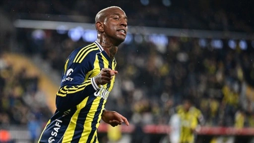 Fenerbah&ccedil;e, Talisca'nın s&ouml;zleşmesini 2 yıl uzattı