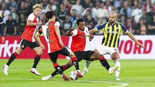 Fenerbahçe, UEFA Şampiyonlar Ligi 3. eleme turunda Feyenoord'a deplasmanda 2-1 mağlup oldu.