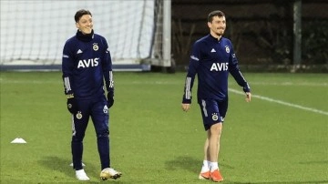 Fenerbahçe'de Mesut Özil ve Mert Hakan Yandaş, Antalya'ya götürülmedi