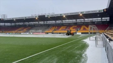 Fenerbahçe'nin rakibi Nordsjaelland'ın sahasında kar temizleme çalışmaları yapıldı