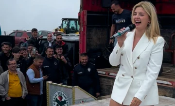 Fenomen şarkıcı Begüm Polat’tan kamyon kasasında konser