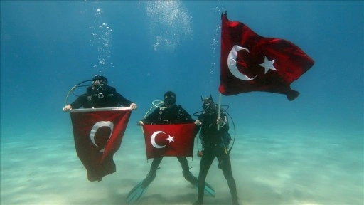 Fethiye'de dalgıçlar 19 Mayıs'ı deniz altında kutladı