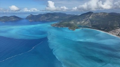 Fethiye'de sağanak sonrası &Ouml;l&uuml;deniz turkuaz renge b&uuml;r&uuml;nd&uuml;