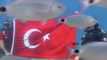 Fethiye'de dalgıçlar su altında Türk bayrağı açtı