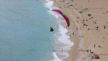 Fethiye'de güneşli havayı değerlendiren tatilciler denize girdi
